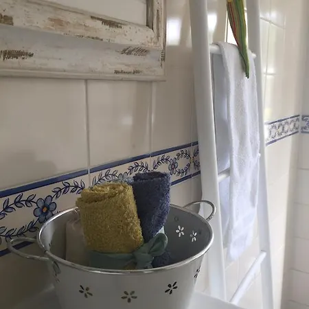 Апартаменты April Bridge House *