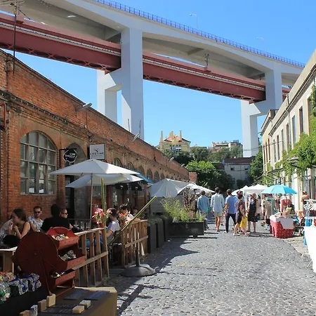 April Bridge House * Lisboa