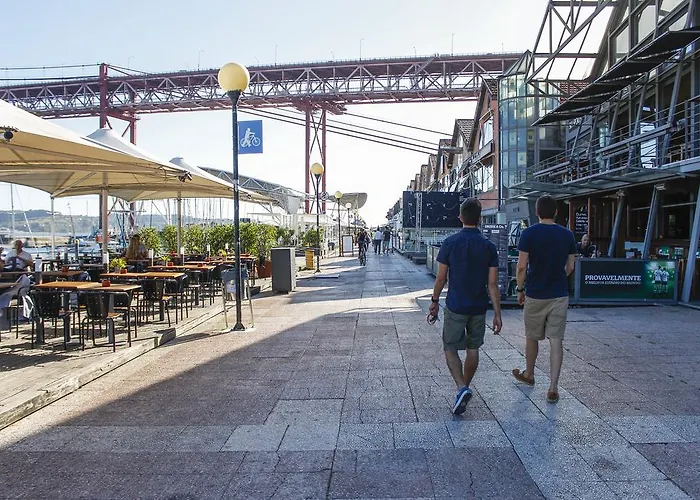 April Bridge House Lizbona