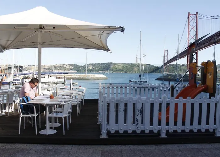 April Bridge House Apartament Lizbona